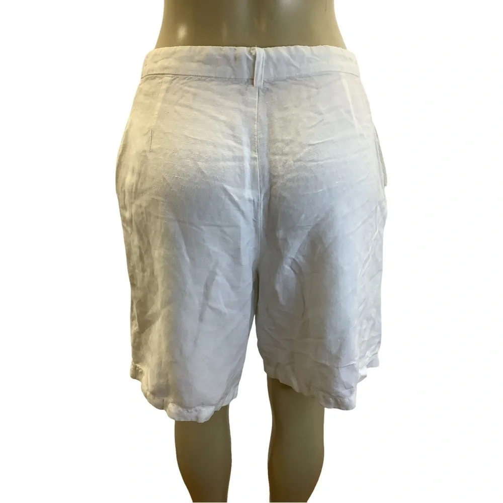 Forever 21 Size Medium White Women's Shorts. Preloved